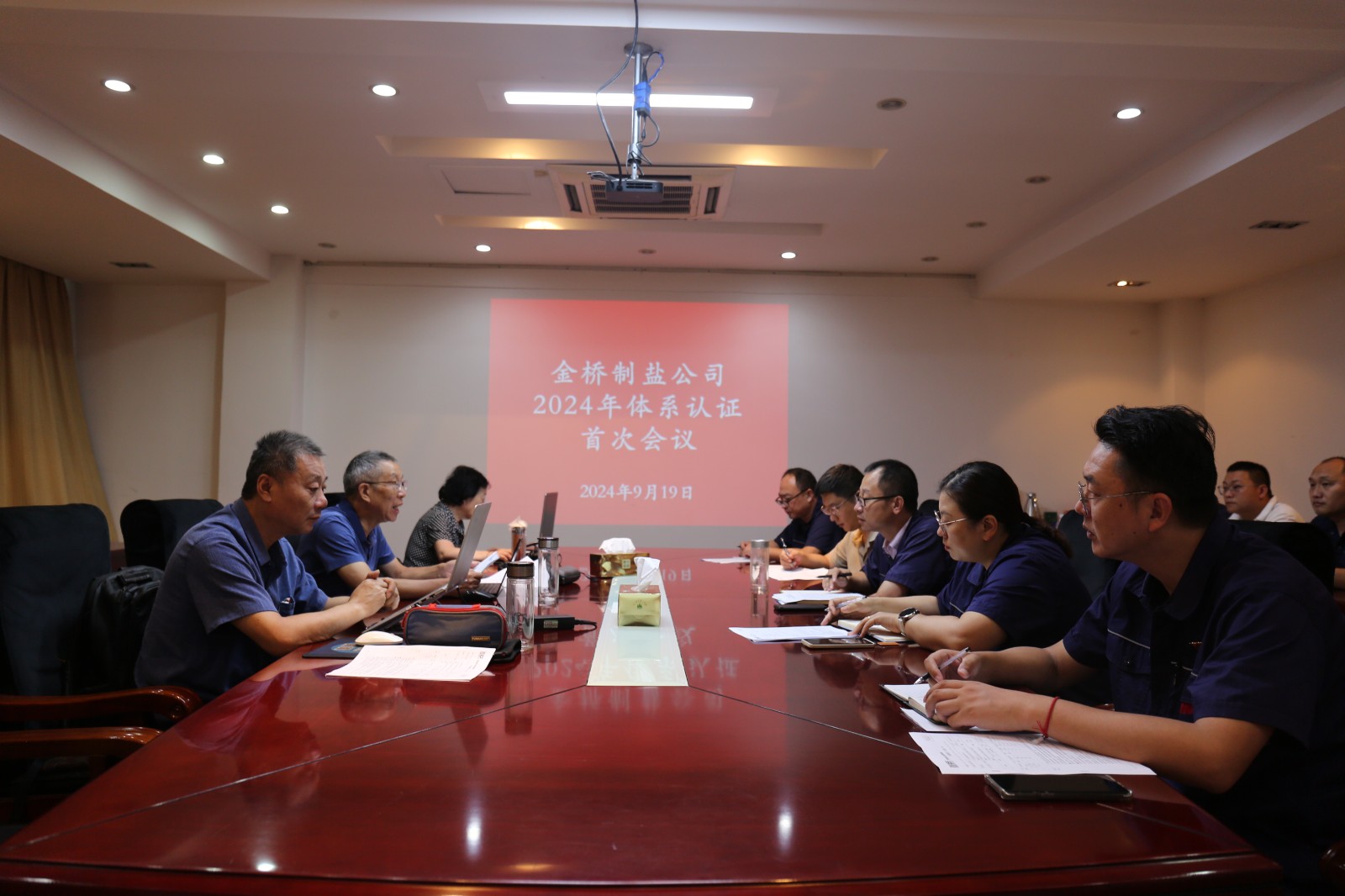 近日，金橋制鹽公司通過北京世標認證中心審核，給予食品安全管理體系、環(huán)境管理體系和職業(yè)健康安全管理體系認證“保持認證資格”的監(jiān)督審核結論，給予質量管理體系認證“再次注冊”的再認證審核結論。通過審核，是對公司精細化管理成果的檢驗，促進公司內控管理水平持續(xù)提升。（李曉月）